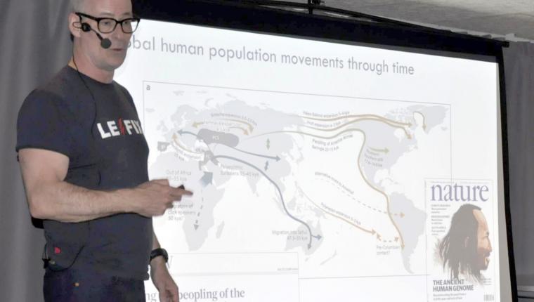 DNA fra Vesthimmerland hjalp til at forstå menneskets historie - foredrag med Eske Willerslev for et betaget publikum i Ertebølle