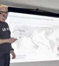 DNA fra Vesthimmerland hjalp til at forstå menneskets historie - foredrag med Eske Willerslev for et betaget publikum i Ertebølle